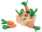 Jeu de récolte de carottes en bois avec une base et plusieurs carottes, certaines dans des trous, d'autres lâches.
