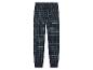 Pantalon de pyjama bleu et vert à carreaux.