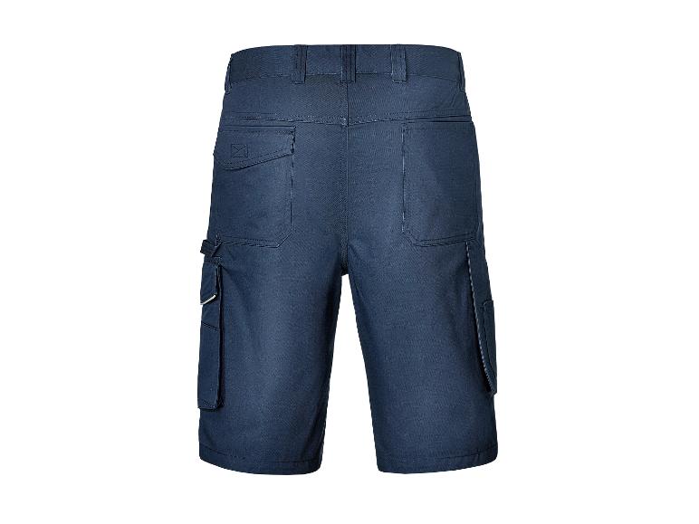 Shorts cargo foncés avec poches multiples.