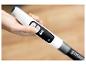 Main appuyant sur un bouton d'un appareil portable blanc et noir avec indicateurs de batterie et de mode