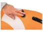 Main appuyant sur la valve d'un paddleboard gonflable