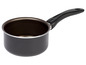 Une casserole noire avec une poignée noire.