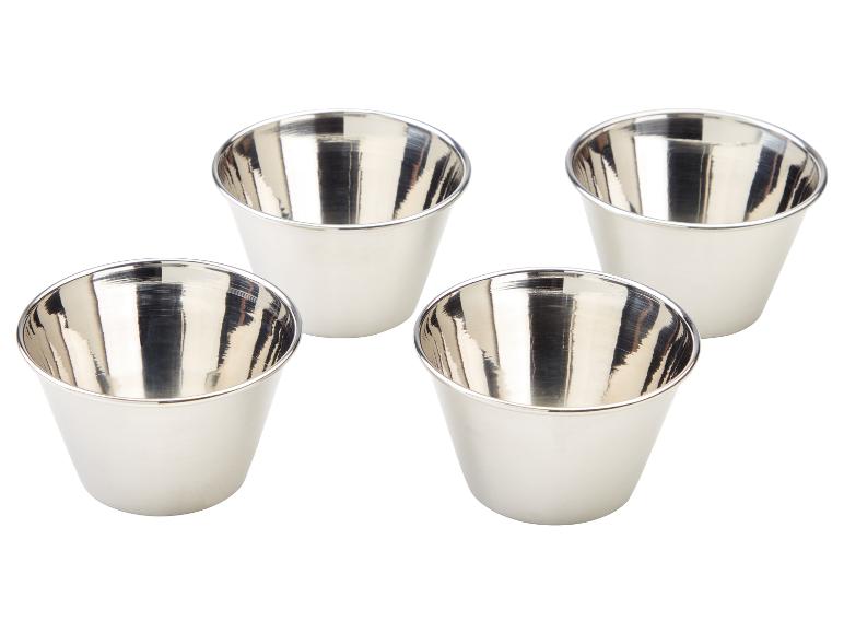 Quatre bols en argent pour servir des sauces ou des desserts.