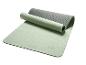 Tapis de yoga CRIVIT vert et gris partiellement enroulé.