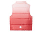 Une veste matelassée rose et rouge avec une fleur blanche.