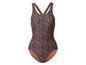 Un maillot de bain rose à imprimé léopard.