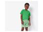 T-shirt vert et short à motifs géométriques pour enfant.