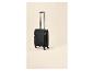 Valise cabine souple noire avec poignée étendue et quatre roulettes.