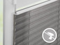 Store plissé gris, installation sans perçage.