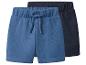 Deux shorts bébé, un bleu et un bleu foncé, avec taille élastique et cordons de serrage.