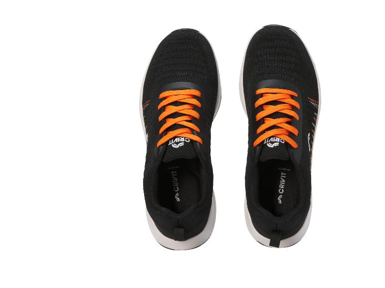 Une paire de chaussures de sport noires avec des lacets orange, vue de dessus.