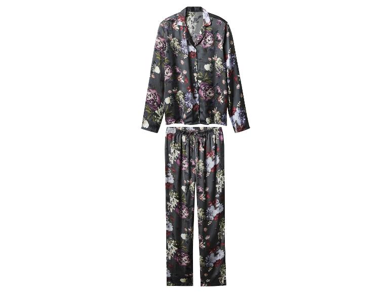 Pyjama floral en satin avec chemise à manches longues et pantalon assorti.