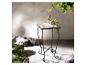 Petite table d'appoint en métal noir avec plateau mosaïque.