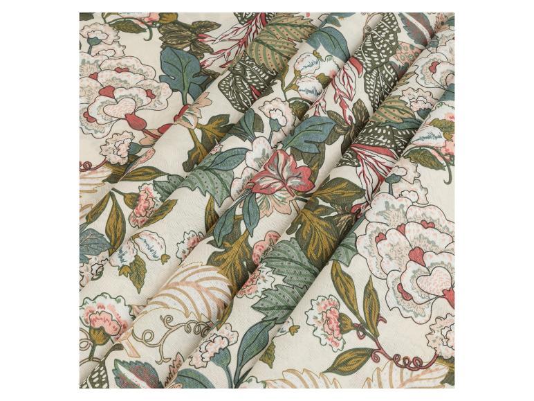 Tissu à motif floral dans des tons de vert, rose et beige.