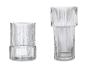 Deux vases en verre côtelé, un court et large, l'autre long et étroit.