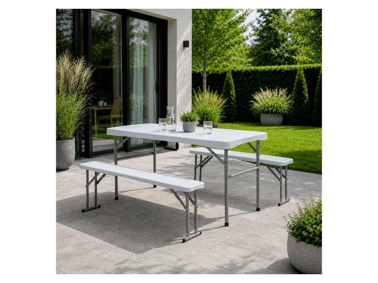 Table de pique-nique pliante blanche avec deux bancs sur une terrasse de jardin.