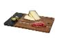 Planche avec des tranches de fromage, charcuterie et câpres.