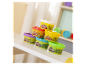 Plusieurs pots de pâte à modeler Play-Doh de couleurs différentes sur une table blanche.