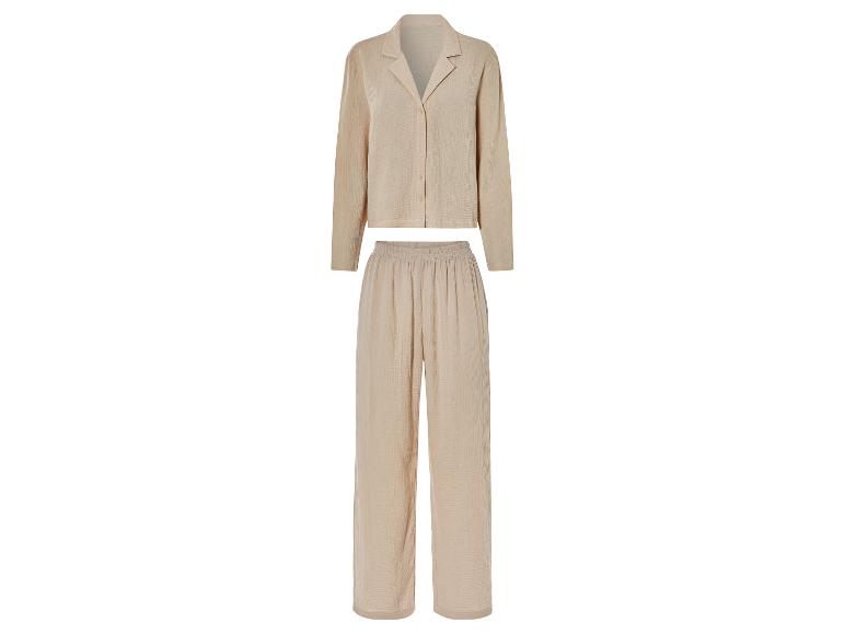 Pyjama beige à manches longues et pantalon.