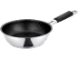 Une casserole brillante de couleur argent avec un revêtement antiadhésif noir et une poignée noire.