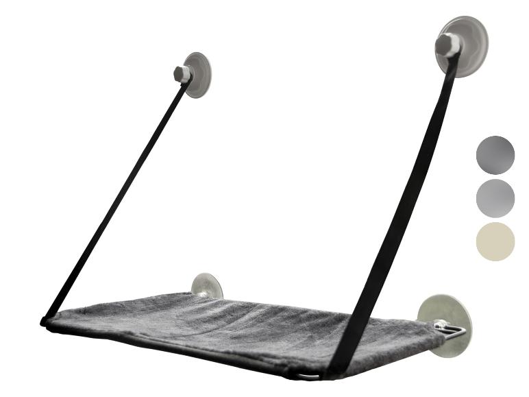 Lit gris pour chat à fixer à la fenêtre avec ventouses et sangles noires.