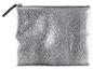 Petite pochette zippée argentée, aspect cuir.