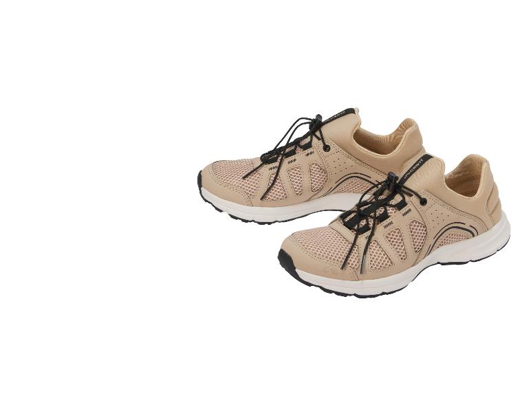 Paire de chaussures de sport en maille beige et noire avec lacets élastiques.