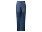Un jean bleu taille haute.