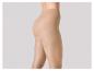 Collants beiges avec une texture lisse et rayée.
