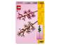 Boîte LEGO avec des fleurs de cerisier roses et blanches, avec instructions de montage.