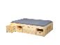 Lit en bois de pin avec matelas gris et tiroirs de rangement intégrés.