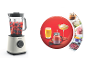 Mixeur avec des baies, entouré de divers smoothies, boissons et préparations culinaires.