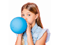 Une fille qui gonfle un ballon bleu.