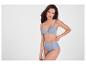 Femme en soutien-gorge bleu clair et culotte taille haute