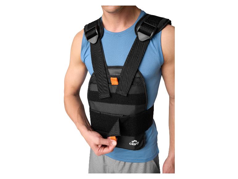 Homme portant un gilet lesté Crivit noir sur un débardeur bleu.