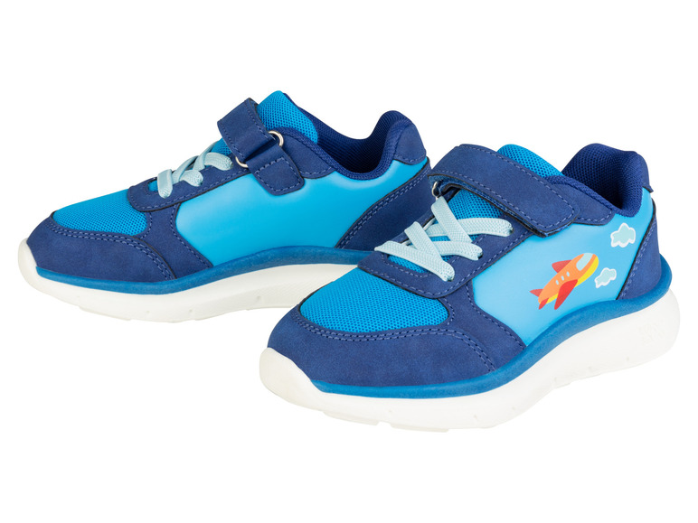 Deux chaussures bleues pour enfants avec un motif avion.