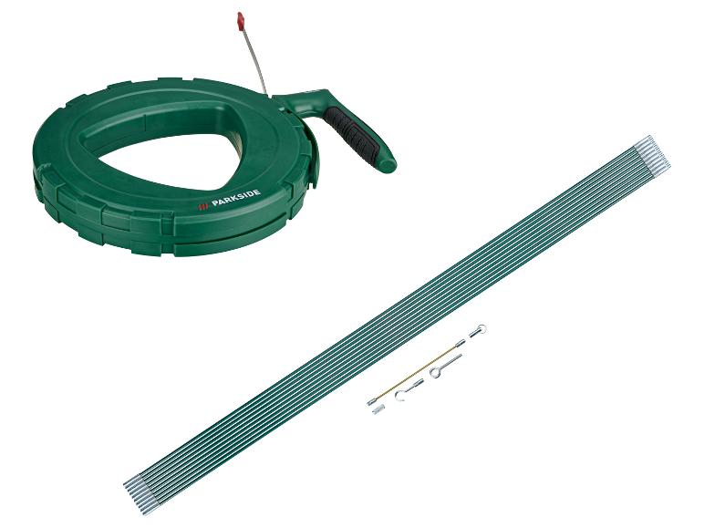 Tire-fil PARKSIDE avec enrouleur vert et un ensemble de tiges vertes avec divers accessoires.