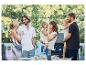 Famille réunie autour d'un barbecue Grillness, partageant un repas estival.
