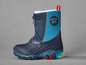 Bottes d'hiver bleues avec des semelles qui brillent.