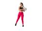 Femme en vêtements de sport rose et noir tenant un ballon de volley.