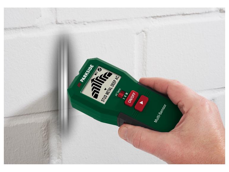 Détecteur mural PARKSIDE Multi-Sensor utilisé sur un mur blanc.