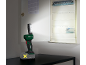 Lampe de travail sans fil éclairant un tableau électrique ouvert avec des fusibles.