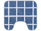 Un tapis de bain bleu avec un motif à carreaux blancs.