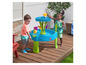 Deux enfants jouent avec une table d'eau Step2 avec des fontaines.
