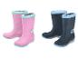 Deux paires de bottes de pluie pour enfants : roses avec un arc-en-ciel et bleu foncé avec un dinosaure.