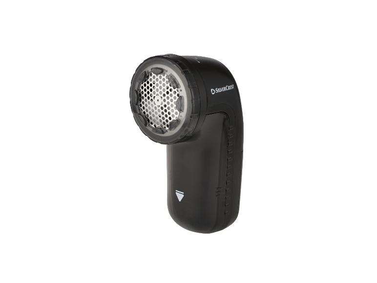 Rasoir anti-bouloches noir avec capuchon transparent et grille argentée, incliné vers la gauche.