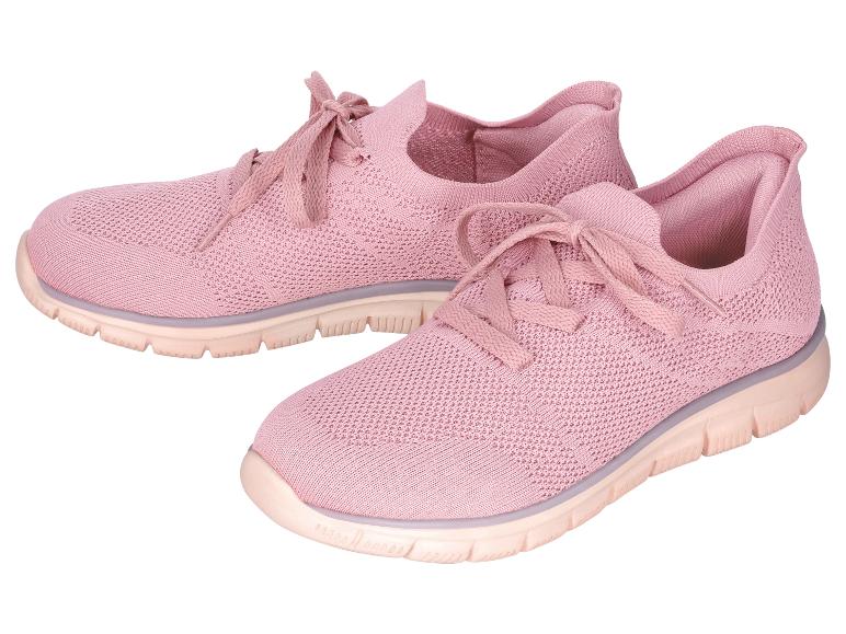 Une paire de chaussures de sport roses tricotées avec des lacets