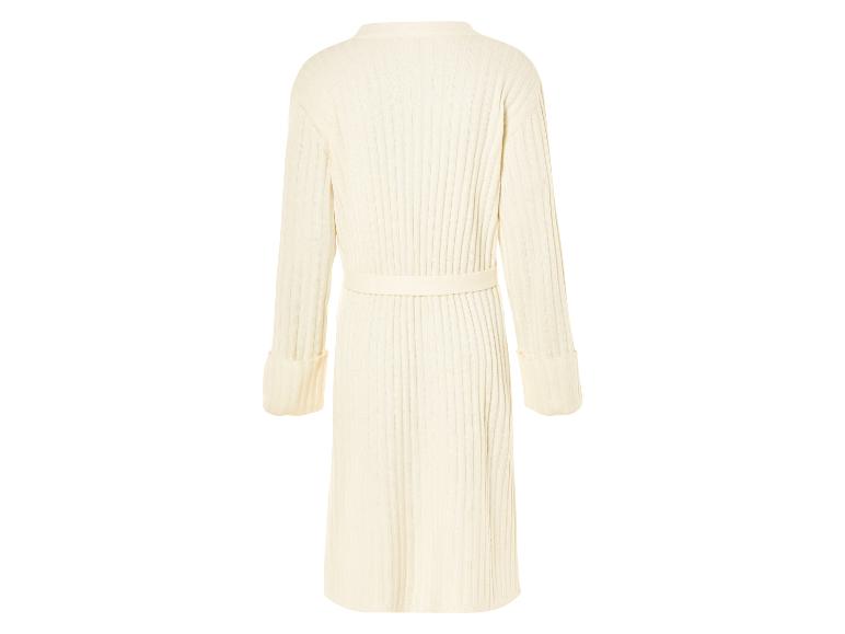 Un cardigan blanc en tricot avec une ceinture.