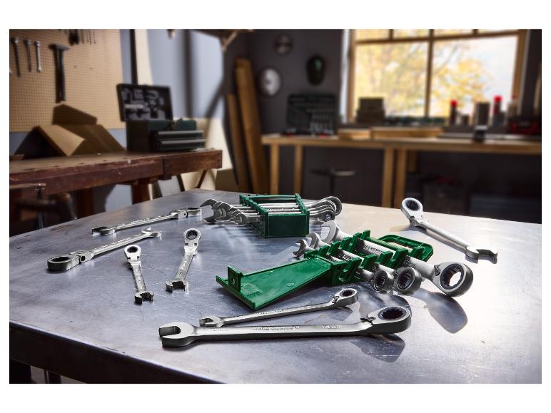 Jeu de clés mixtes à cliquet sur une table métallique dans un atelier.