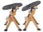 Deux chaises hautes en bois avec des sièges gris.